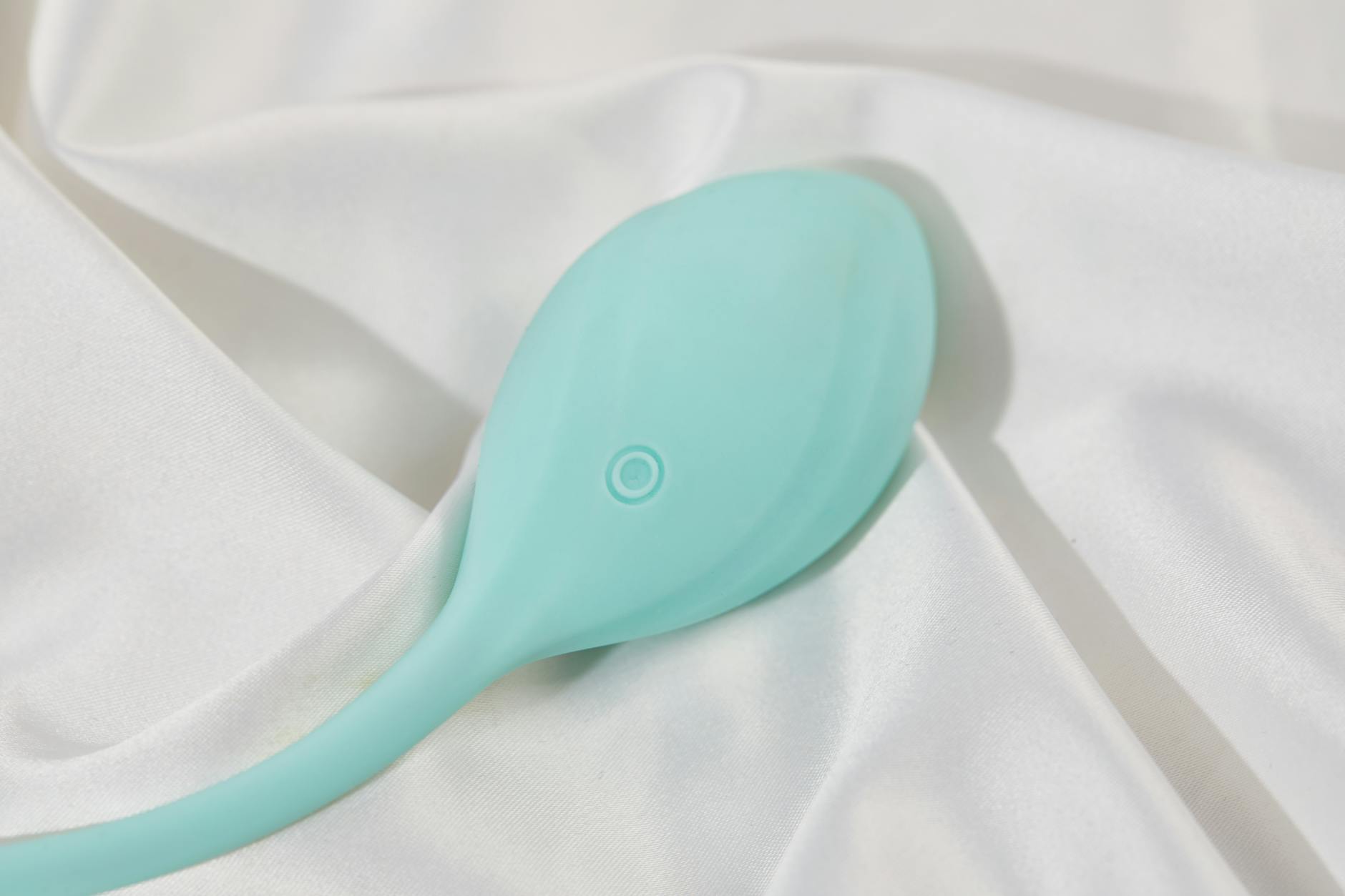 Variedade de vibradores e brinquedos sexuais coloridos em close-up