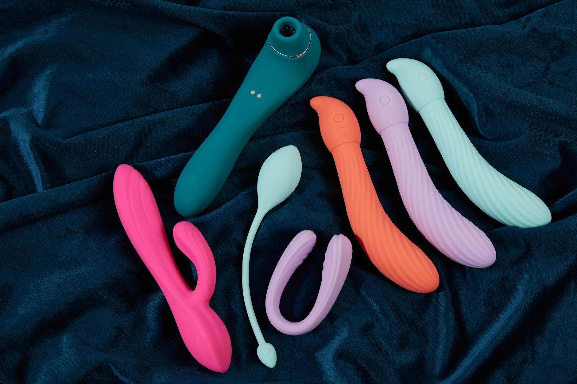 Vibrador de silicone amarelo rodeado de bananas descascadas em fundo amarelo vibrante