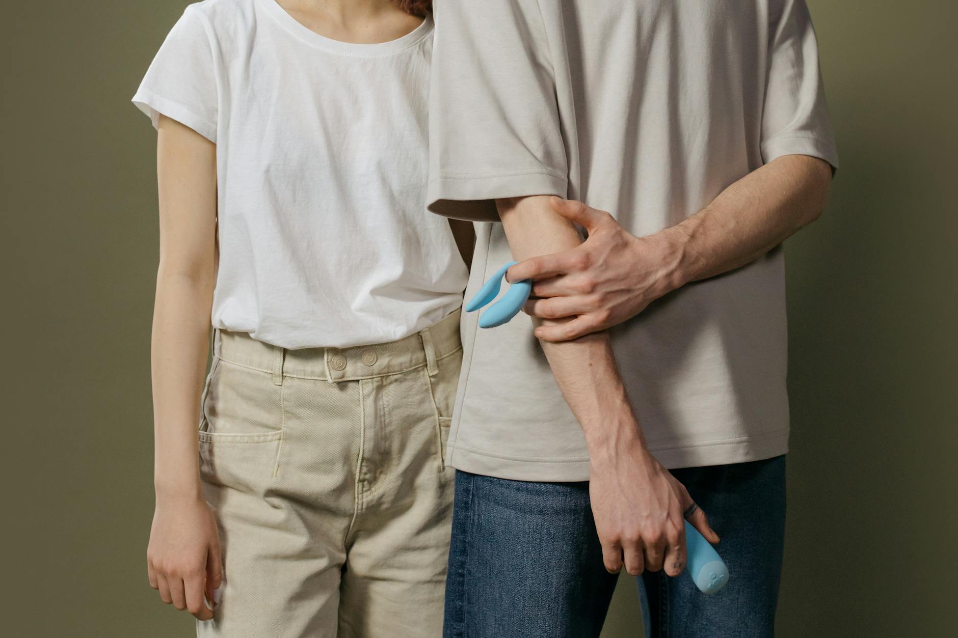 Mulher segurando um vibrador moderno em um espaço privado, representando exploração sexual solo e autossuficiência